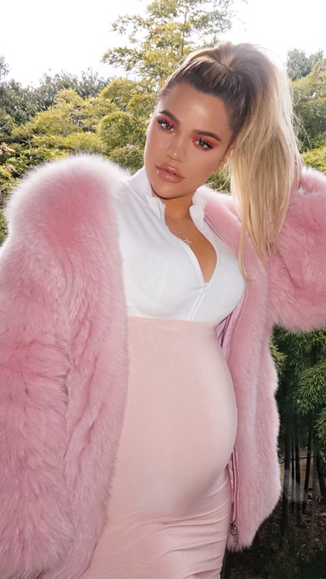 Khloe Kardashian, Baby Bump, 8 Months, Pregnant, Japan